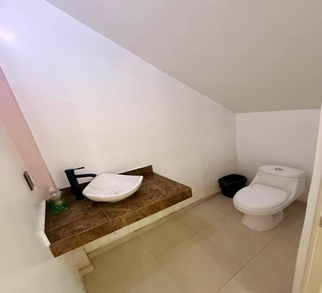 Medio baño con lavabo sobre cubierta de piedra