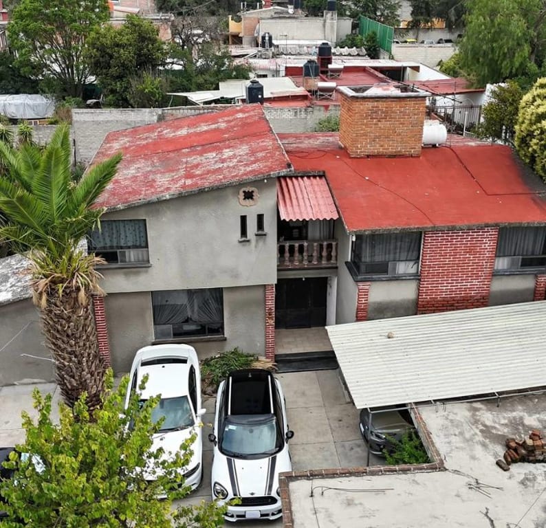 Vista de la casa desde lo alto, con el estacionamiento al frente