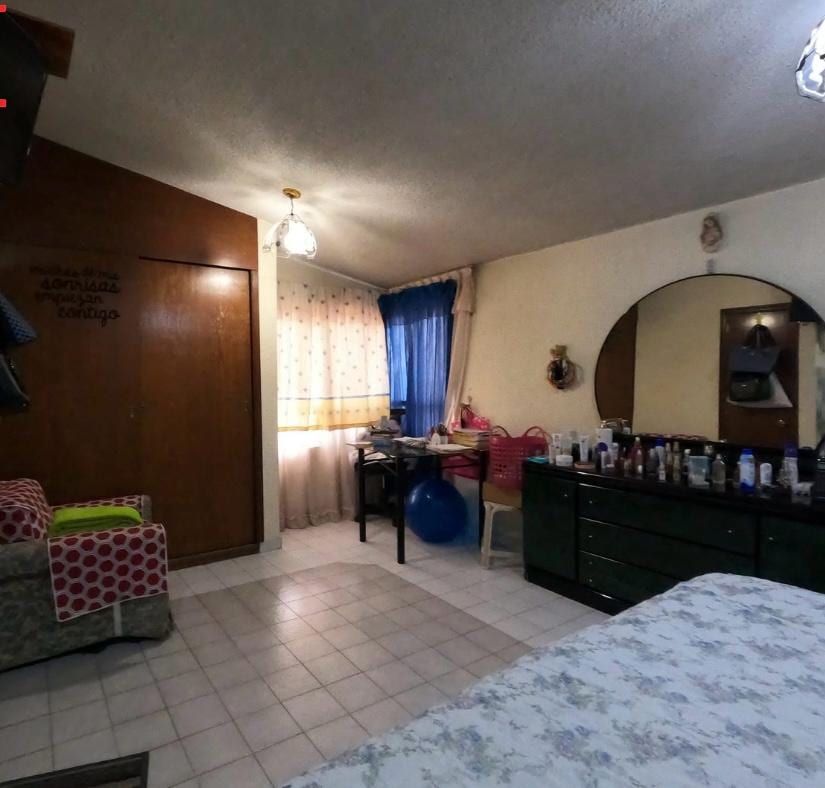 Recámara con clóset de madera y tocador