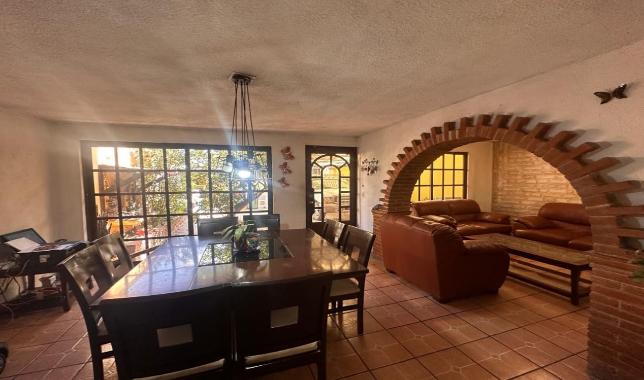Comedor con arco de ladrillo que conecta con la estancia
