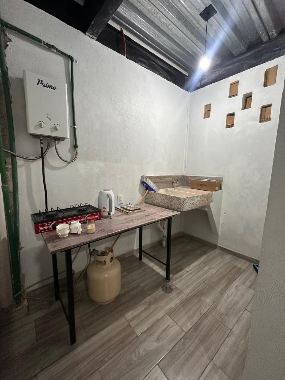 Cocina con tarja y calentador de paso