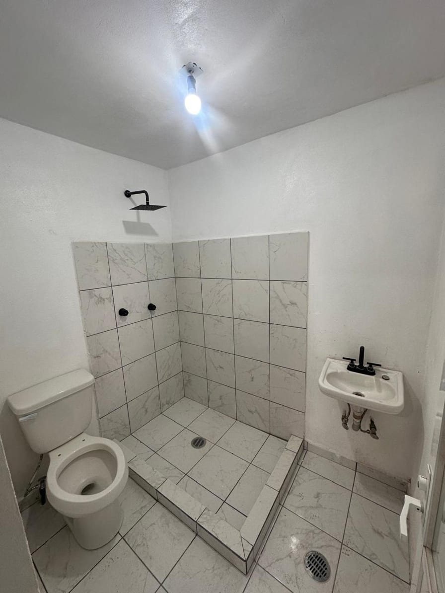 Baño completo con regadera, lavabo y sanitario