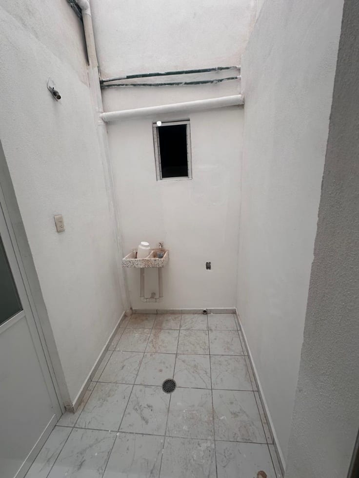 Patio de servicio con lavadero para el área de lavado