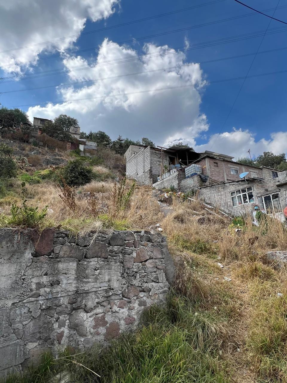 Vista general del terreno en ladera con el entorno al fondo