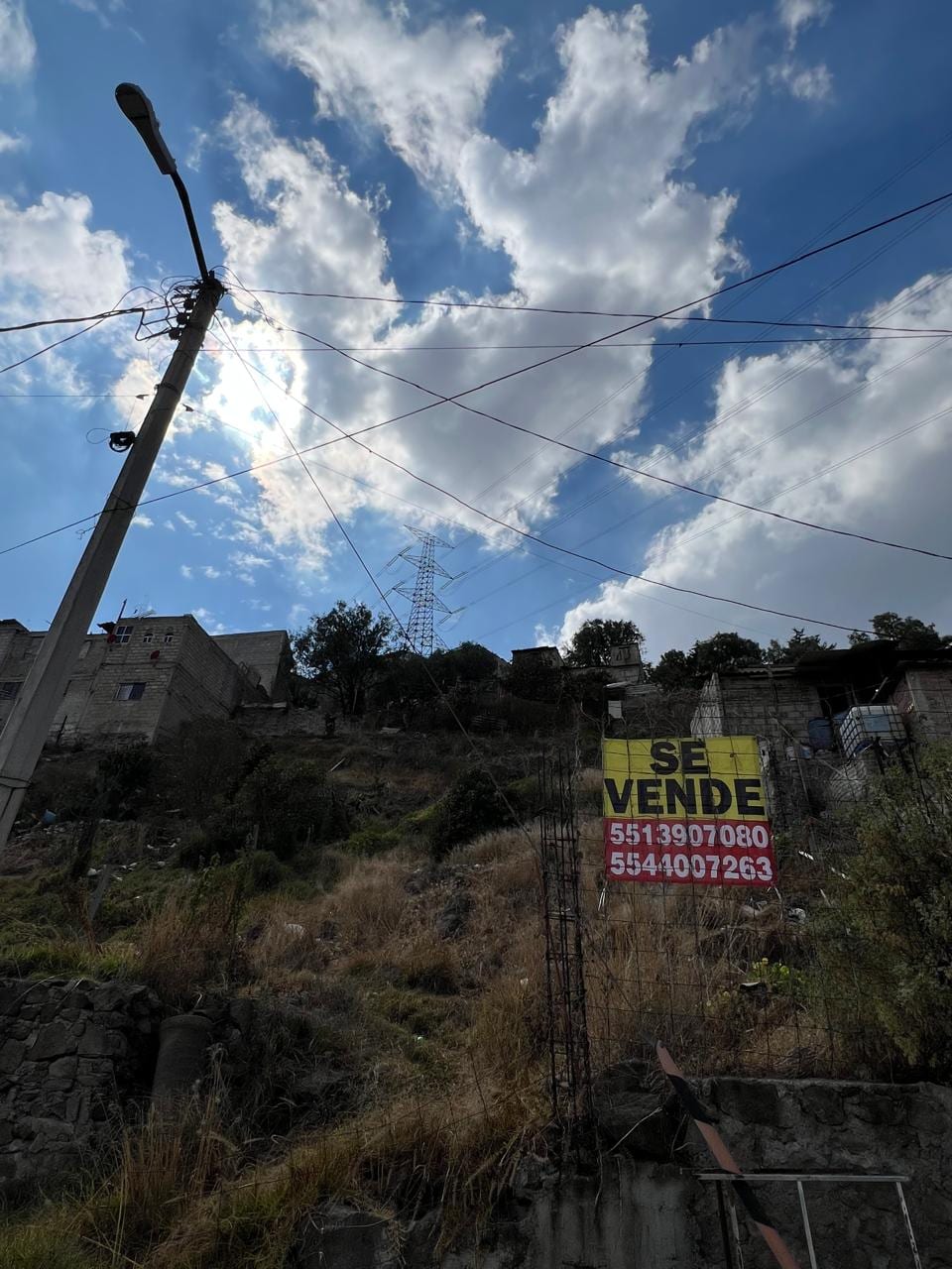 Colindancia del terreno con letrero de venta